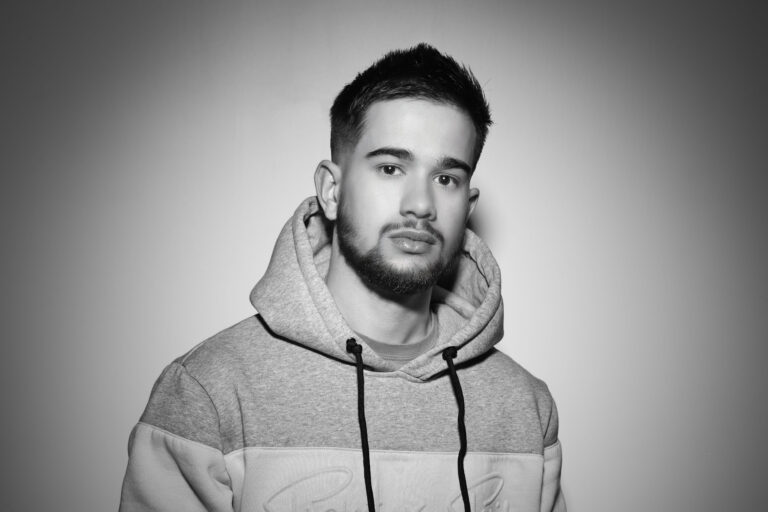 Photo Noire et blanc en studio d'un homme sweat à capuche.