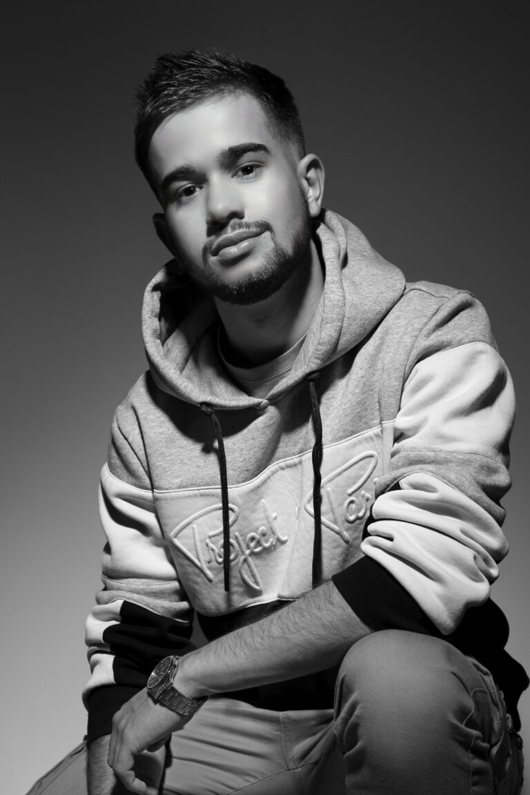 Photo Noire et blanc en studio d'un homme sweat à capuche