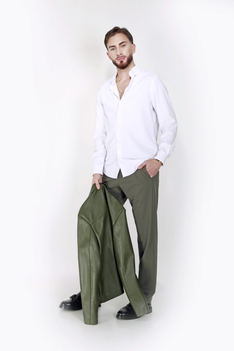 Photo couleur en studio d'un homme Blouson en cuir