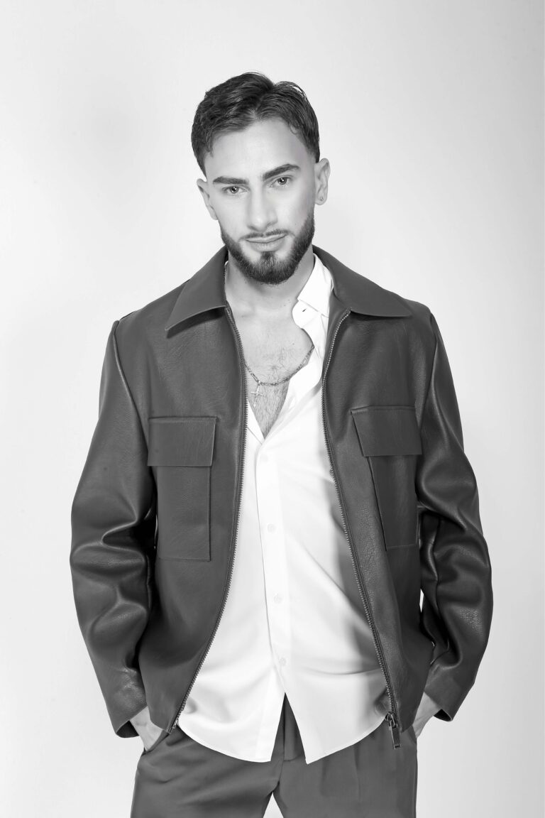 Photo Noire et blanc en studio d'un homme Blouson en cuir