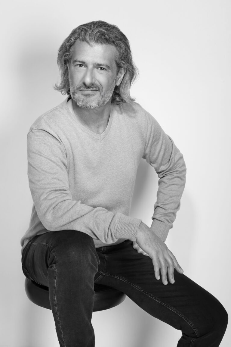 Photo noire et blanc en studio d'un homme Cheveux Grisonnant.