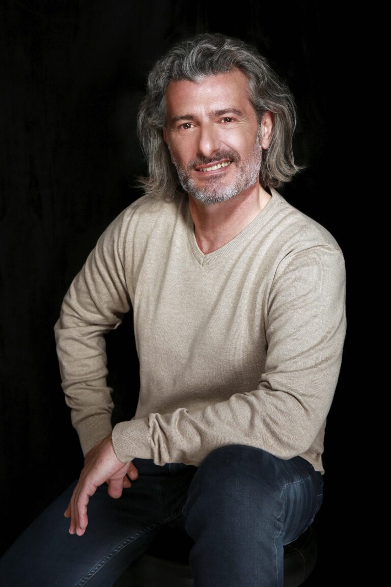 Photo couleur en studio d'un homme Cheveux Grisonnant.