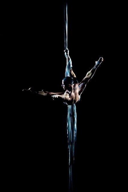 numéro de tissu acrobatique dans les airs